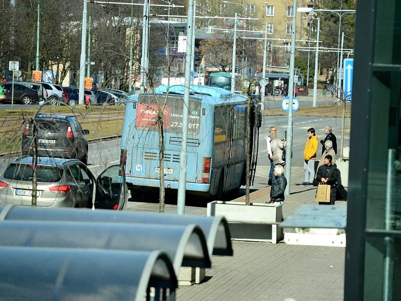 Zastávka bez střechy u Centralu v Mostě