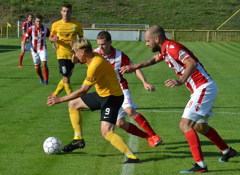 Souš (v červeném) doma v MOL Cupu padla se Sokolovem 0:3.