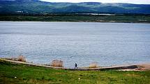 Jezero Most se už stává atrakcí, přestože přístup k vodě ještě není povolen kvůli výstavbě rekreačního zázemí na pobřeží.