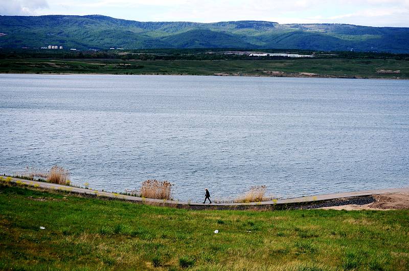 Jezero Most se už stává atrakcí, přestože přístup k vodě ještě není povolen kvůli výstavbě rekreačního zázemí na pobřeží.