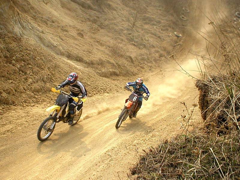  Lidé v okolí pískovny s motokrosovou dráhou si postěžovali, že při navážení stabilizátu se prášilo víc než kdy jindy. Při tréninku a závodech motorkářů se nad pískovnou rovněž vznášejí oblaka prachu, jiní lidé si zase stěžují na hluk z motorek.