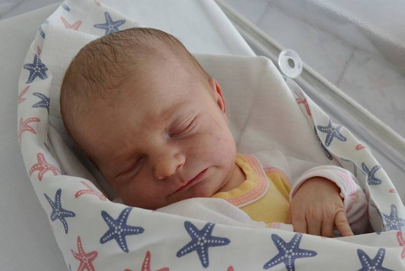 Adéla Rachačová se narodila 1. srpna v 7.43 hodin rodičům Petře Pourové a Janu Rachačovi. Měřila 49 cm a vážila 2,95 kg.