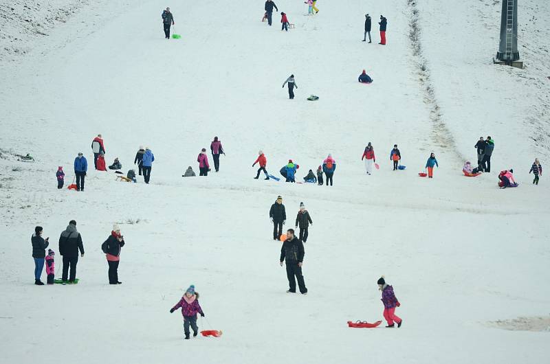 Sjezdovku na Klínech v Krušných horách ve středu 30. prosince opět využili rekreanti z různých regionů