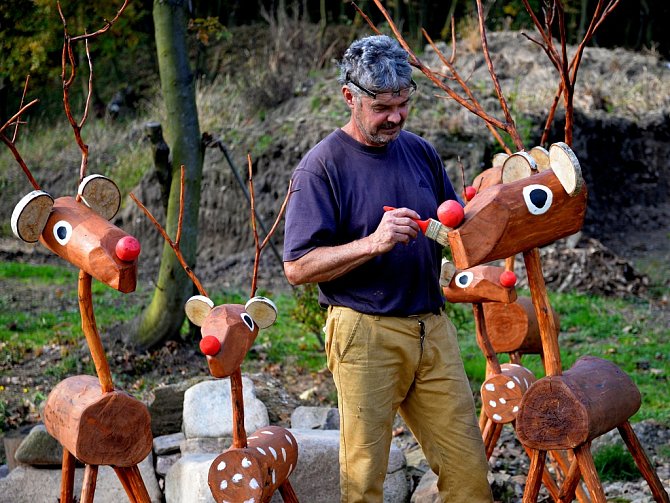 František Jirásek vyrábí lesní zvířata