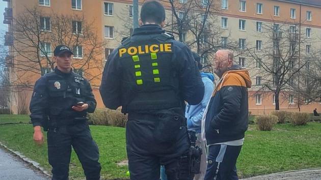 Policejní kontroly v lokalitě Stovky v Mostě.