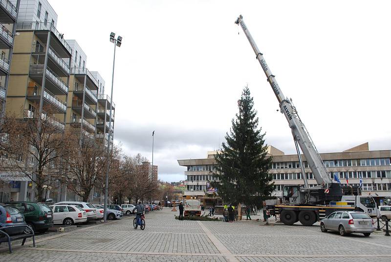 Na mosteckém 1. náměstí už stojí vánoční strom.
