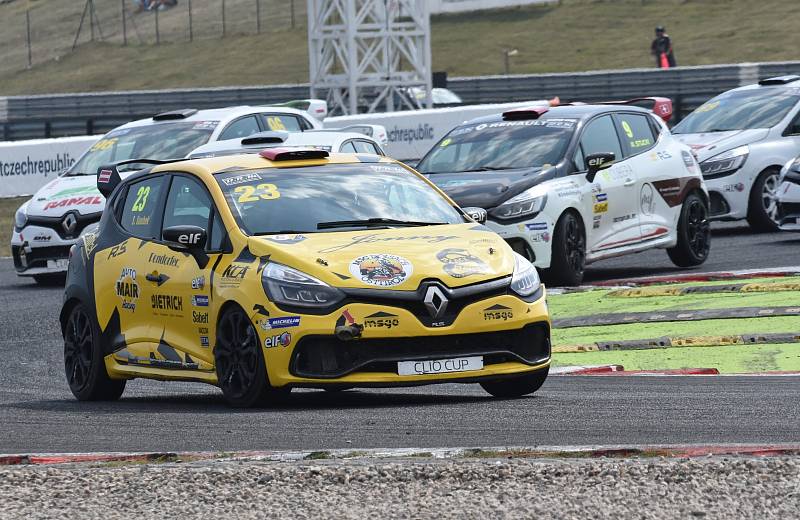 Nedělní deštivé závody na mosteckém autodromu.