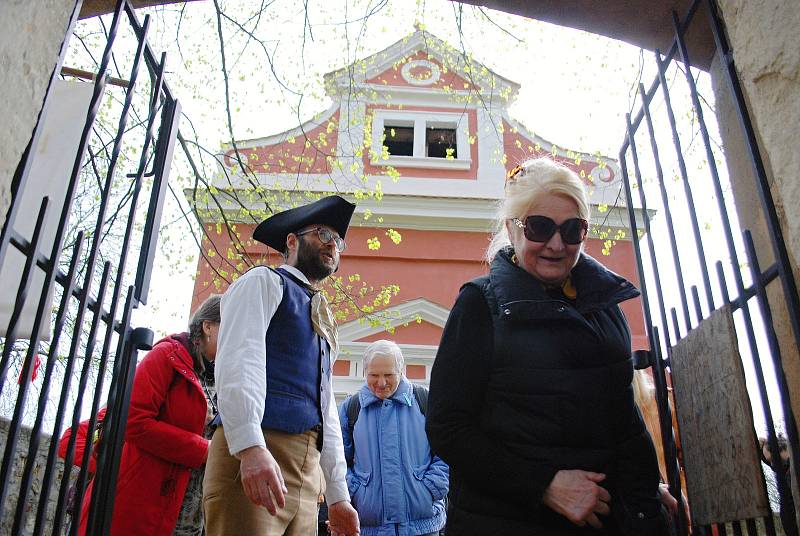 Setkání u kaple sv. Víta v Sinutci, na snímku Olga Syrovátková, předsedkyně Spolku pro záchranu kaple sv. Víta v Sinutci.