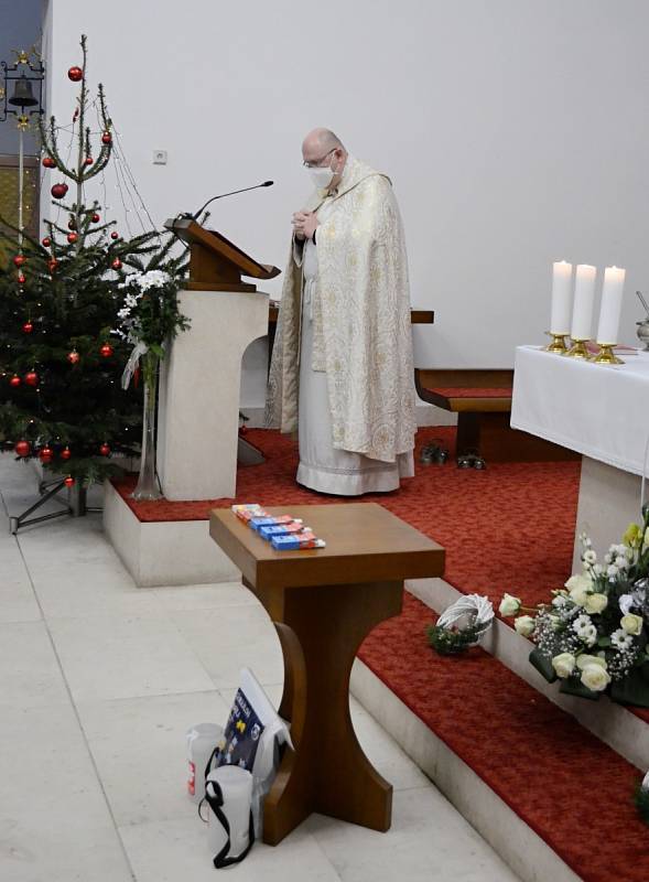 Děkan Leo Gallas požehnal v kostele svatého Václava v Mostě Tříkrálové sbírce