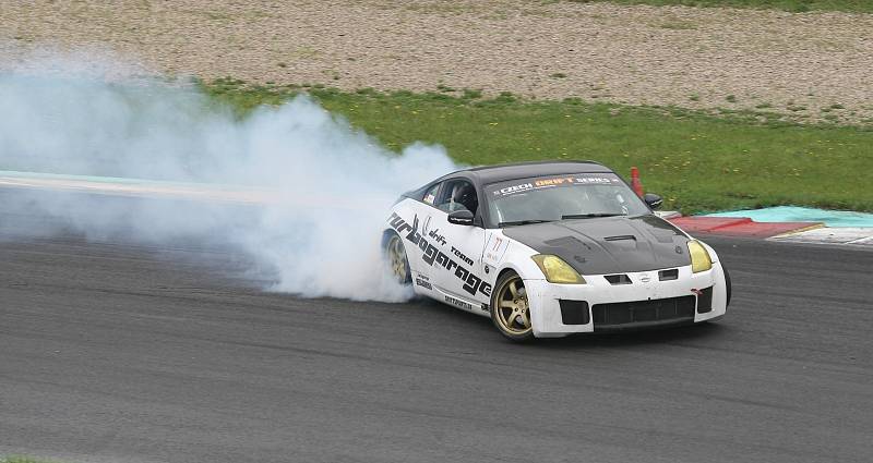 Drifteři na mosteckém autodromu.