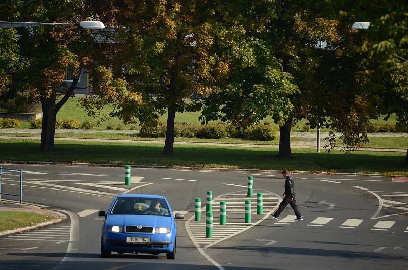 Zelené sloupky, balisety, na silnicích v ulicích Františka Halase a Bělehradská v Mostě zůstanou