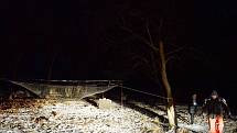 Ochránci zvířat procházejí v noci v parku Šibeník kolem nastražené sítě, do které chtějí chytit zatoulané exotické prase Pepu. Na síť svítí reflektor ze služebního auta městské policie. V parku není žádné veřejné osvětlení (leden 2016).
