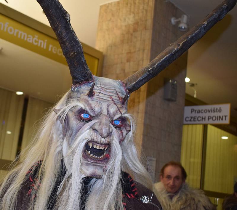 Krampus show na 1. náměstí v Mostě