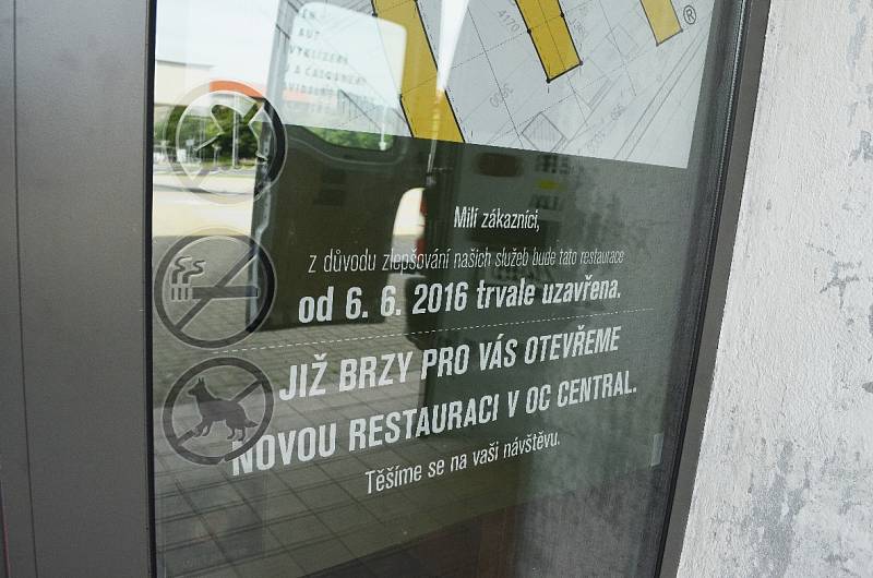 Uzavřený McDonald's v Prioru.