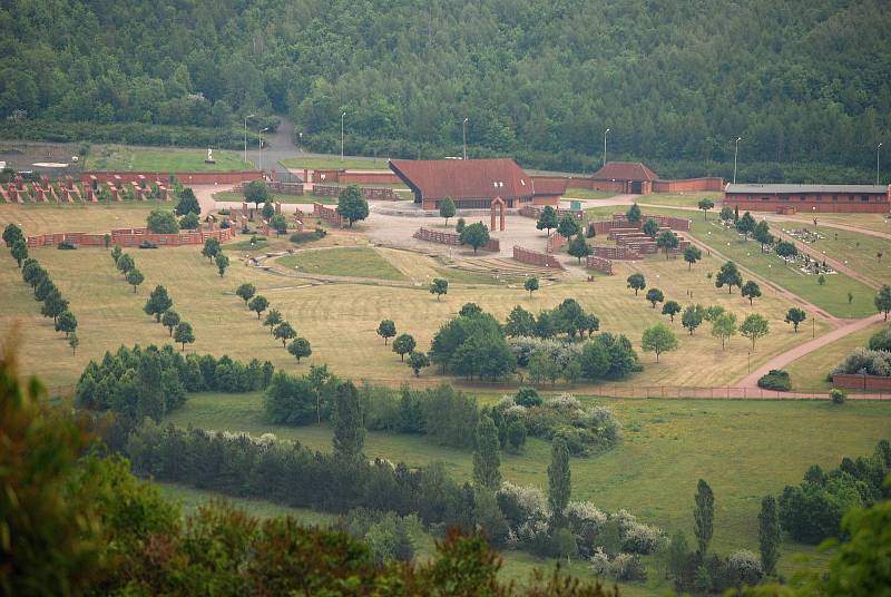 Výhled z mosteckého hradu na vrchu Hněvín - hřbitov u kostela.