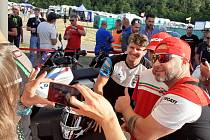 Areál Matylda obsadili fanoušci motorek. Z autodromu za nimi přijeli závodní jezdci mistrovství světa superbiků.