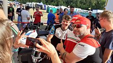 Areál Matylda obsadili fanoušci motorek. Z autodromu za nimi přijeli závodní jezdci mistrovství světa superbiků.