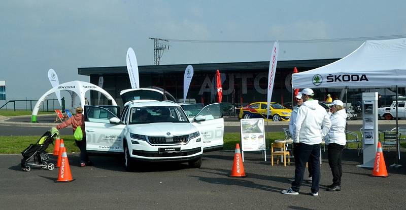 Majitelé, přátelé a fanoušci vozů značky Škoda měli sraz na Autodromu Most