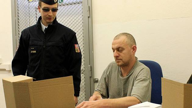 Odsouzený Petr Neufus kompletuje balíčky dopisnic 