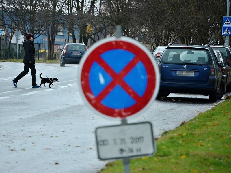 Nový dopravní režim v ulici Bělehradská v Mostě, kde z části silnice vzniklo parkoviště.