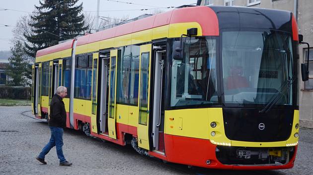 Do dopravního podniku v Mostě přivezli novou tramvaj. Odstartovala tak velká modernizace MHD, která zahrne řadu inovací a hodnotou se možná přiblíží k miliardě korun.