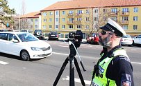 Mostečtí policisté měřili během Speed Marathonu rychlost v ulici Slovenského národního povstání před tamní základní školou.