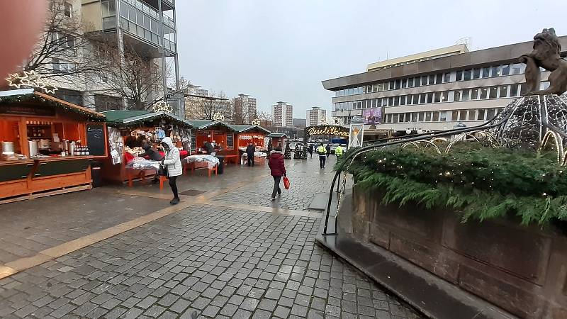 Volně průchozí Zimní farmářské trhy v centru Mostu v úterý 30. listopadu.
