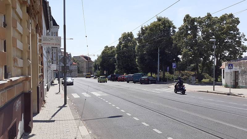 Tramvajová trať v Litvínově měří zhruba tři kilometry. Už přes rok je na ní výluka s náhradní autobusovou dopravou kvůli rekonstrukci dráhy v úseku mezi Litvínovem a Zálužím.
