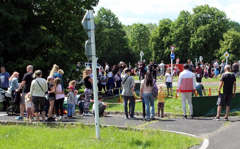 Den pro celou rodinu s policisty si na dopravním hřišti v Mostě nenechaly ujít stovky lidí.