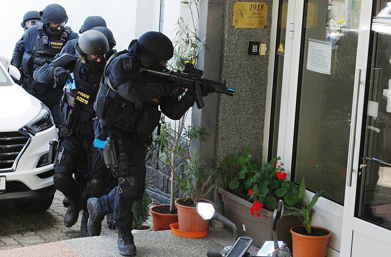 Cvičení policejního zásahu proti ozbrojencům ve Střední škole diplomacie a veřejné správy v Mostě ve středu 8. června.