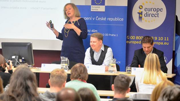 Ekonomové Elena Kohútiková, Tomáš Prouza a František Jochman besedovali se studenty o euru na Vysoké škole finanční a správní v Mostě.