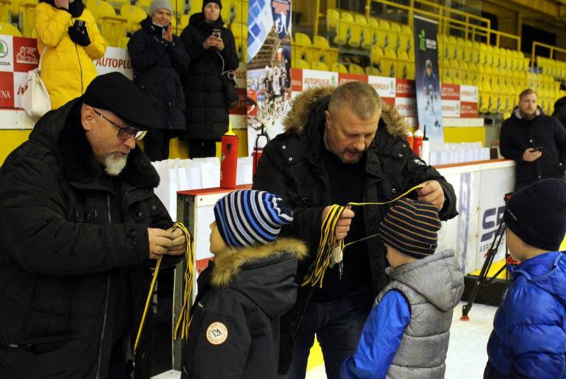 Na ZS Ivana Hlinky v Litvínově se hrál turnaj mládeže Sev.en Hockey Cup. Ceny předávali někdejší reprezentanti Robert Reichel, Jan Vopat a Ondřej Weissmann.