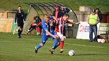 Městské derby mezi Souší (v červeném) a Mosteckým fotbalovým klubem ovládla Souš těsně 2:1.