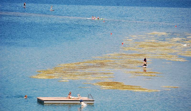 Jezero Most v neděli 3. července odpoledne.