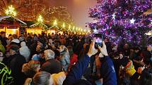 Lidi v neděli 27. listopadu zcela zaplnili 1. náměstí v Mostě, kde se rozsvítil vánoční strom. Začal advent 2022.