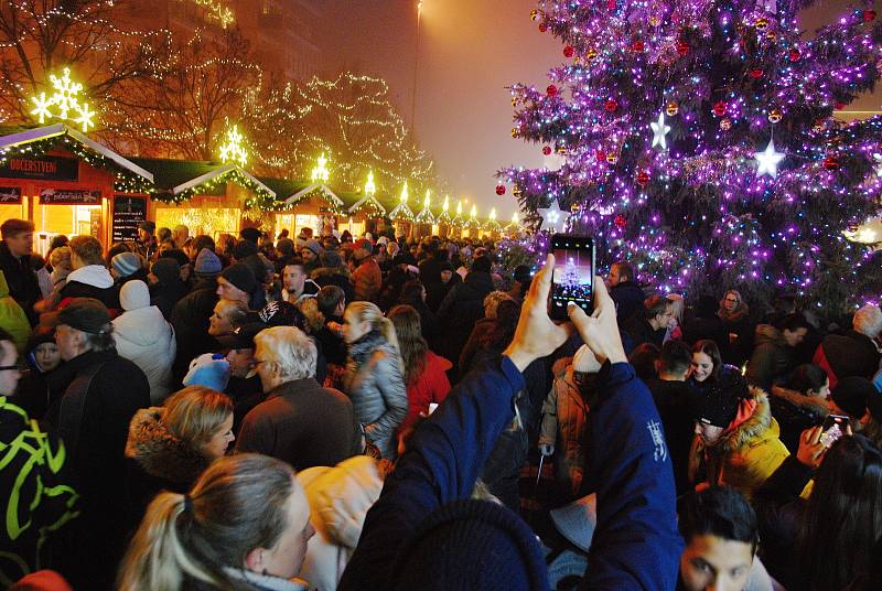 Lidi v neděli 27. listopadu zcela zaplnili 1. náměstí v Mostě, kde se rozsvítil vánoční strom. Začal advent 2022.