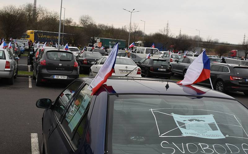 Z Mostu opět vyjela protestní jízda s vlajkami.