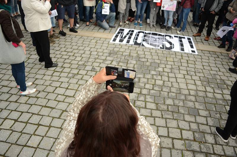 Demonstrace na 1. náměstí v Mostě v úterý 28. května. Účastníci žádali demisi Andreje Babiše.