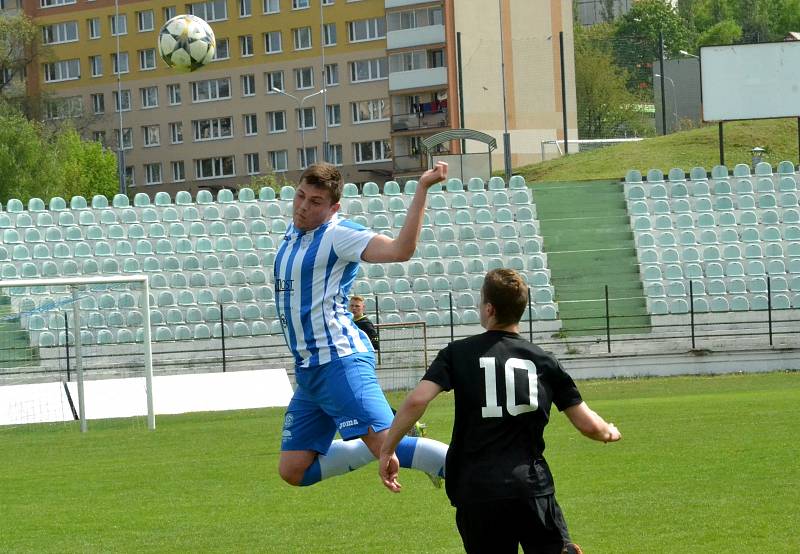 Dorostenci Mosteckého fotbalového klubu (v modrém) v duelu se Sokolovem.