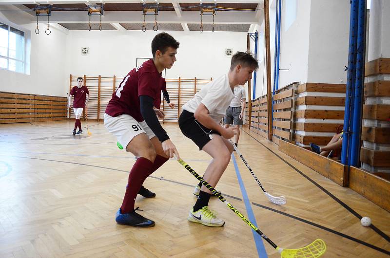 Vánoční charitní florbalový turnaj v tělocvičně mosteckého gymnázia.