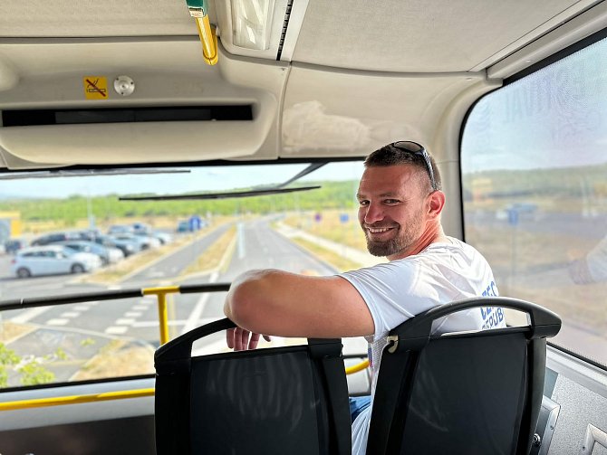 Tváří patrového autobusu je trojnásobný olympijský medailista ve veslování Ondřej Synek, který je také ambasadorem Olympijského festivalu. Ten bude u jezera Most v létě 2024.