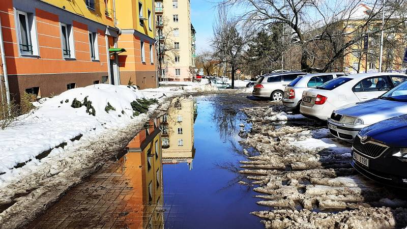 V Mostě se ve středu 17. února oteplilo, sníh v ulicích taje