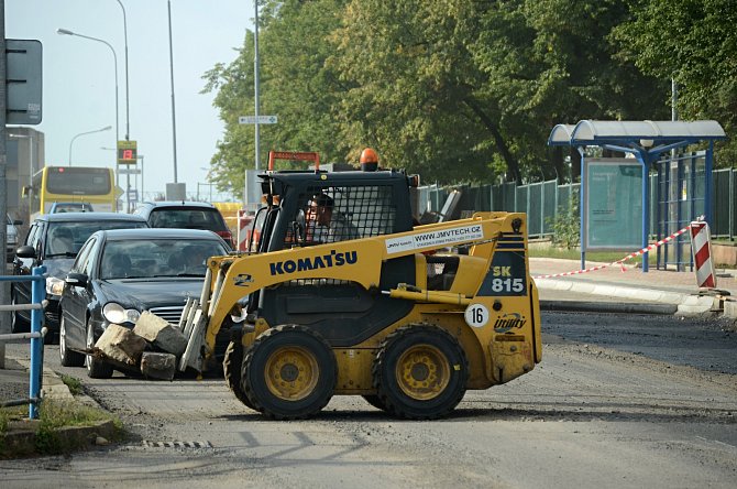 Kolony aut se tvoří u první rekonstruované zastávky MHD v mostecké ulici Višňová.