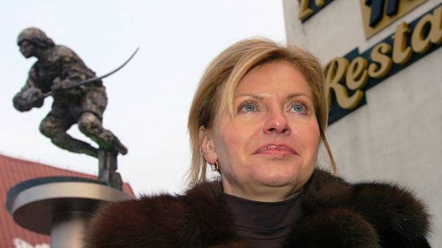 Liběna Hlinková před sochou Ivana Hlinky.