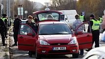 Policisté hlídají příjezd radikálů, kontrolují podezřelé automobily.