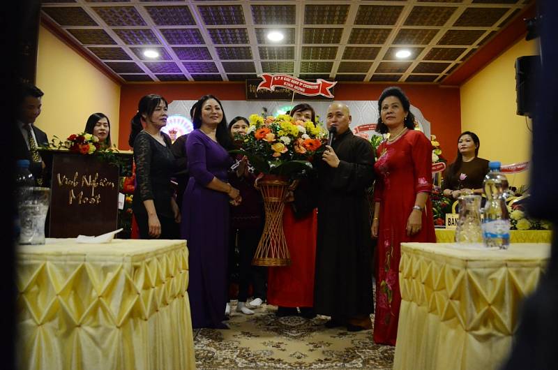 Vietnamci u fotbalového stadionu v Mostě otevřeli kulturní centrum Pagoda Most.