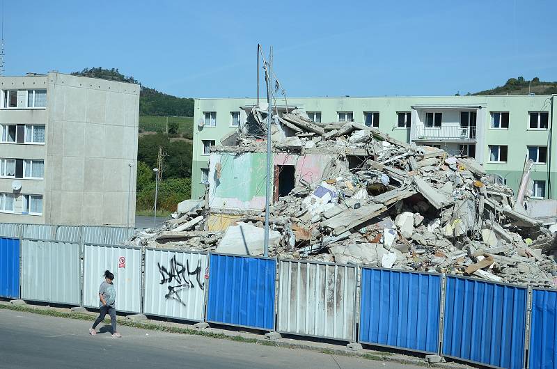 Mostecké sídliště Chanov prokouklo. Osmipatrový průhledný blok 3 se proměnil v suť.