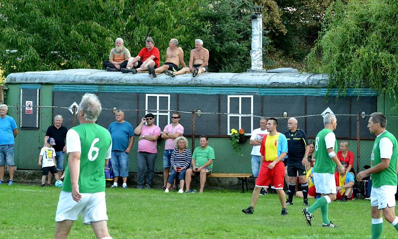 Poslední zápas Pepíka Ká v Patokryjích a utkání staré gardy Bohemians Praha (v zeleném) proti místním