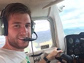 Pavel Francouz nedávno získal prvotní pilotní licenci. Pobyt v kokpitu si užívá.