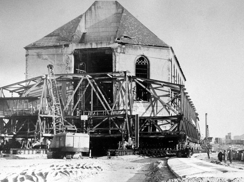 Fotografie z přípravy a samotného unikátního přesunu kostela Nanebevzetí Panny Marie v Mostě.